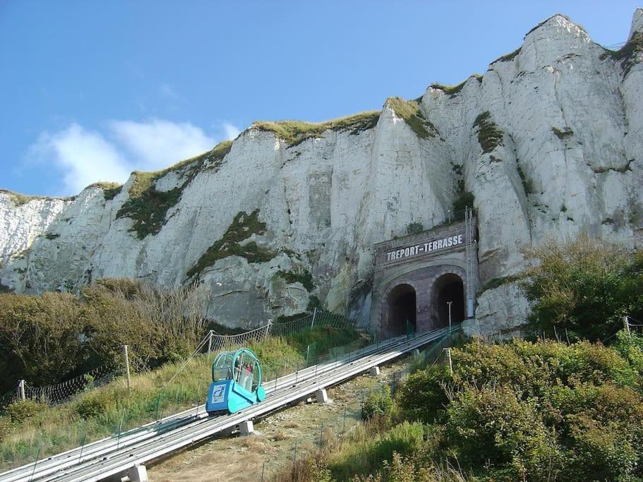 Idealement Situe "Le Studio" Les Locations Isahora Sont Aussi A 2 Pas Du Chateau D'Eu, Des Falaises Du Treport, De Mers Les Bains Et Aux Portes De La Baie De Somme Eu (Seine-Maritime) Luaran gambar
