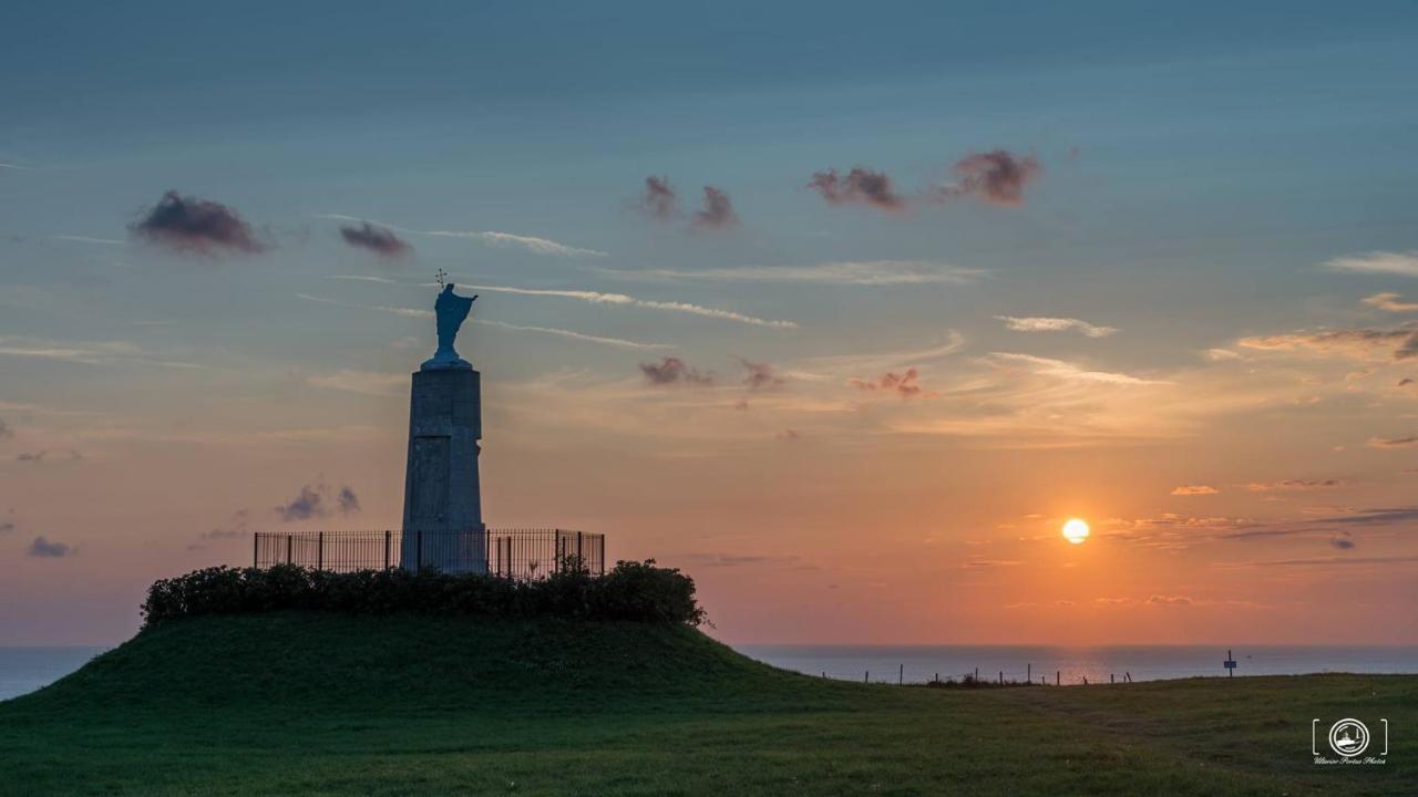 Idealement Situe "Le Studio" Les Locations Isahora Sont Aussi A 2 Pas Du Chateau D'Eu, Des Falaises Du Treport, De Mers Les Bains Et Aux Portes De La Baie De Somme Eu (Seine-Maritime) Luaran gambar