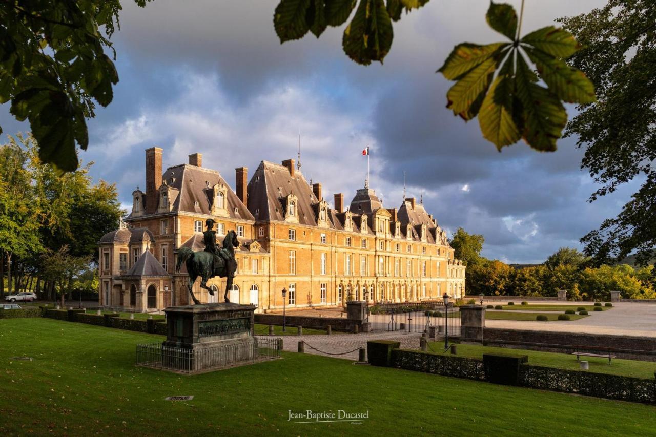 Idealement Situe "Le Studio" Les Locations Isahora Sont Aussi A 2 Pas Du Chateau D'Eu, Des Falaises Du Treport, De Mers Les Bains Et Aux Portes De La Baie De Somme Eu (Seine-Maritime) Luaran gambar